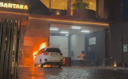 Aktivitas Normal Terganggu, Mobil Terbakar di Area Parkir Toko Daging Semarang