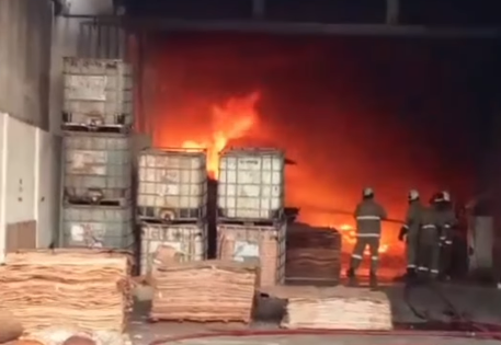 Kebakaran Gudang Triplek Terjadi di Kawasan Industri Terboyo Semarang