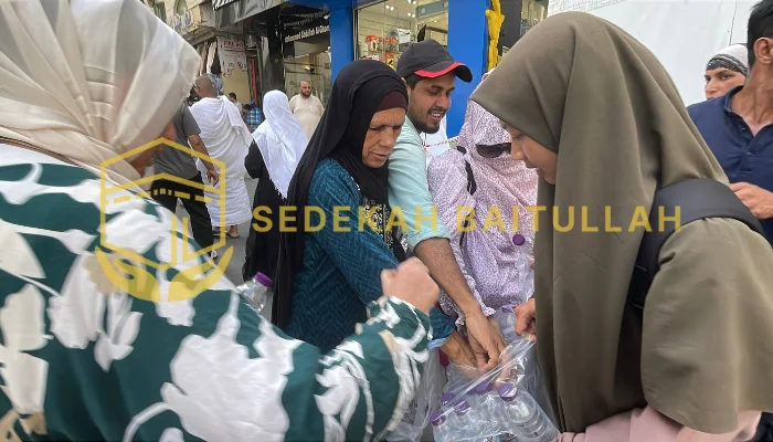 Sedekah Air Baitullah Berbagi Ratusan Air Minum untuk Tamu Allah di Baitullah