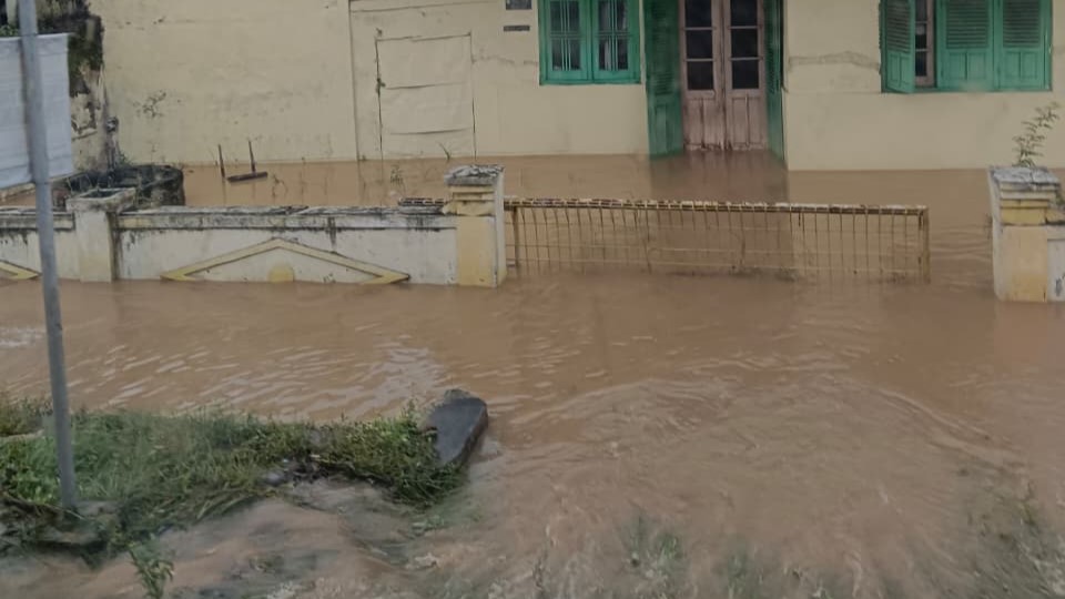 Pati Berduka, Banjir Rendam 12 Kecamatan dan 48 Desa, Akses Jalan Lumpuh