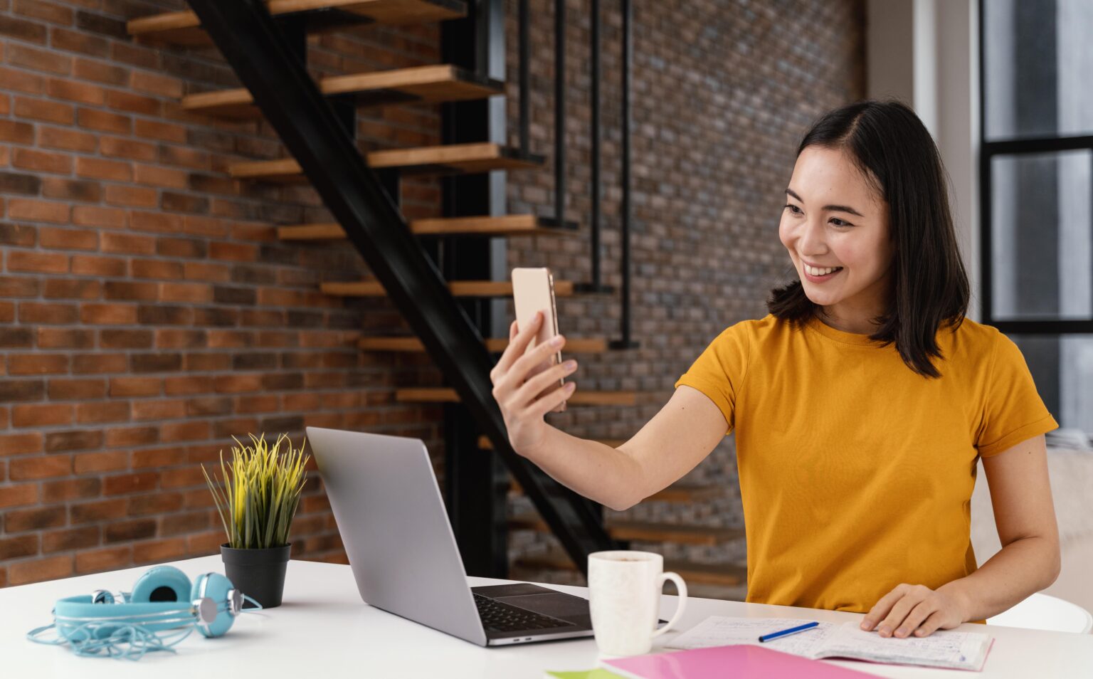 Sukses Versi Diri Sendiri dan Sukses Versi Media Sosial: Mana yang Benar-Benar Membahagiakan?