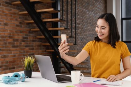 Sukses Versi Diri Sendiri dan Sukses Versi Media Sosial: Mana yang Benar-Benar Membahagiakan?