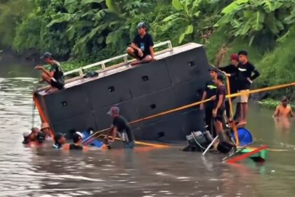 Perahu Pengangkut Sound System Tenggelam Saat Tradisi Nyadran di Sidoarjo