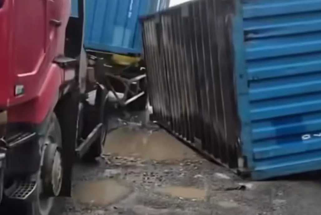 Kontainer Oleng Timpa Kendaraan Motor, Diduga Akibat Jalan Rusak