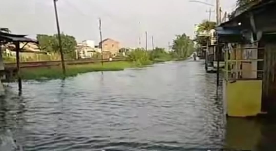 Curah Hujan Tinggi, Warga Jalan Muktiharjo Raya Semarang Sebut Banjir “Even” Mingguan