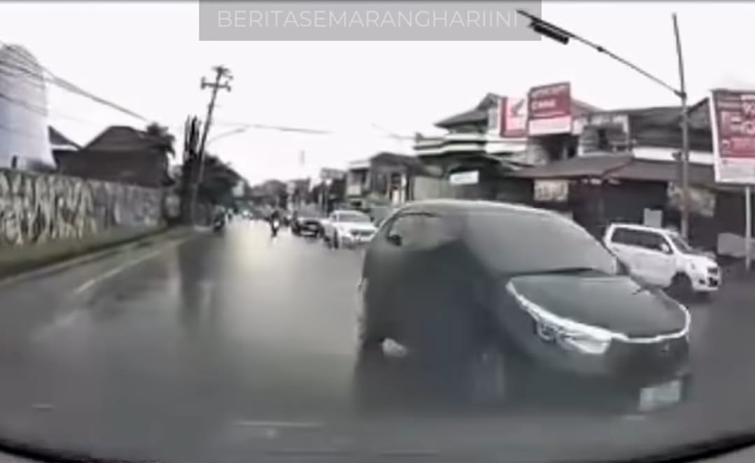 Mobil Lawan Arah di Perempatan Pasar Kambing Semarang, Pengguna Jalan Terancam