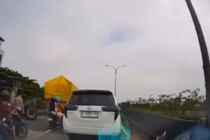 Truk Bermuatan Alami Kecelakaan di Flyover Bea Cukai Puri Anjasmoro