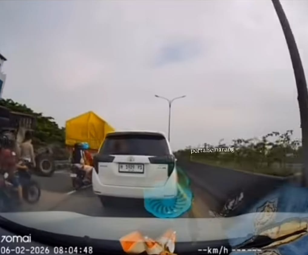 Truk Bermuatan Alami Kecelakaan di Flyover Bea Cukai Puri Anjasmoro