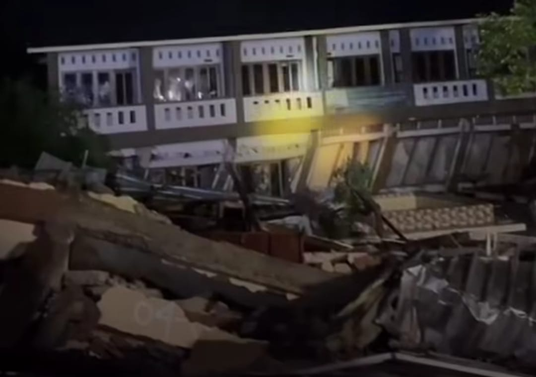 Asrama Ponpes Al Adalah di Tegal Roboh Akibat Bencana Tanah Bergerak, Warga Mengungsi