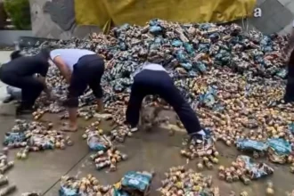 Kecelakaan di Depan Mako Lanal Semarang, Pengendara Motor Luka Tertimbun Muatan Truk