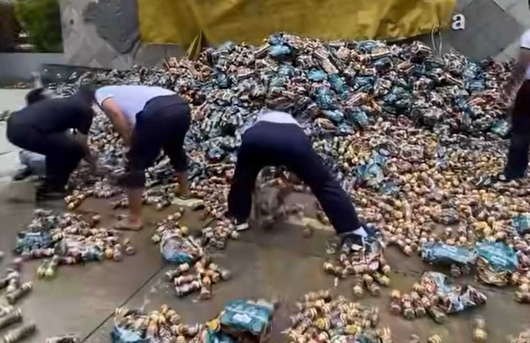 Kecelakaan di Depan Mako Lanal Semarang, Pengendara Motor Luka Tertimbun Muatan Truk