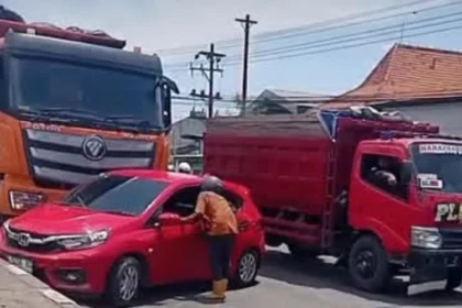 Kecelakaan Mobil Belok Mendadak, Truk Seruduk Kendaraan Pribadi di Jalan Pantura Kaligawe