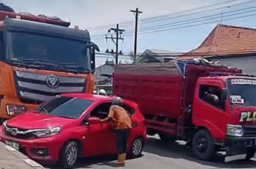 Kecelakaan Mobil Belok Mendadak, Truk Seruduk Kendaraan Pribadi di Jalan Pantura Kaligawe
