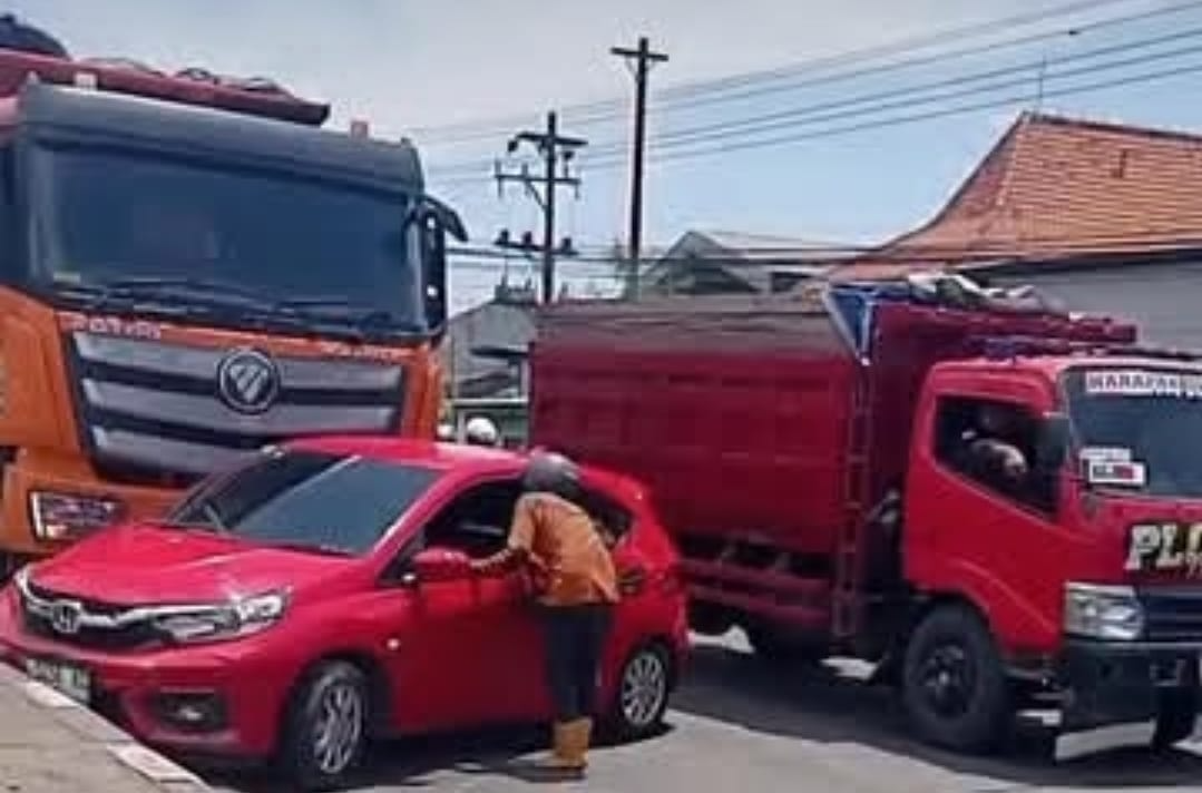 Kecelakaan Mobil Belok Mendadak, Truk Seruduk Kendaraan Pribadi di Jalan Pantura Kaligawe
