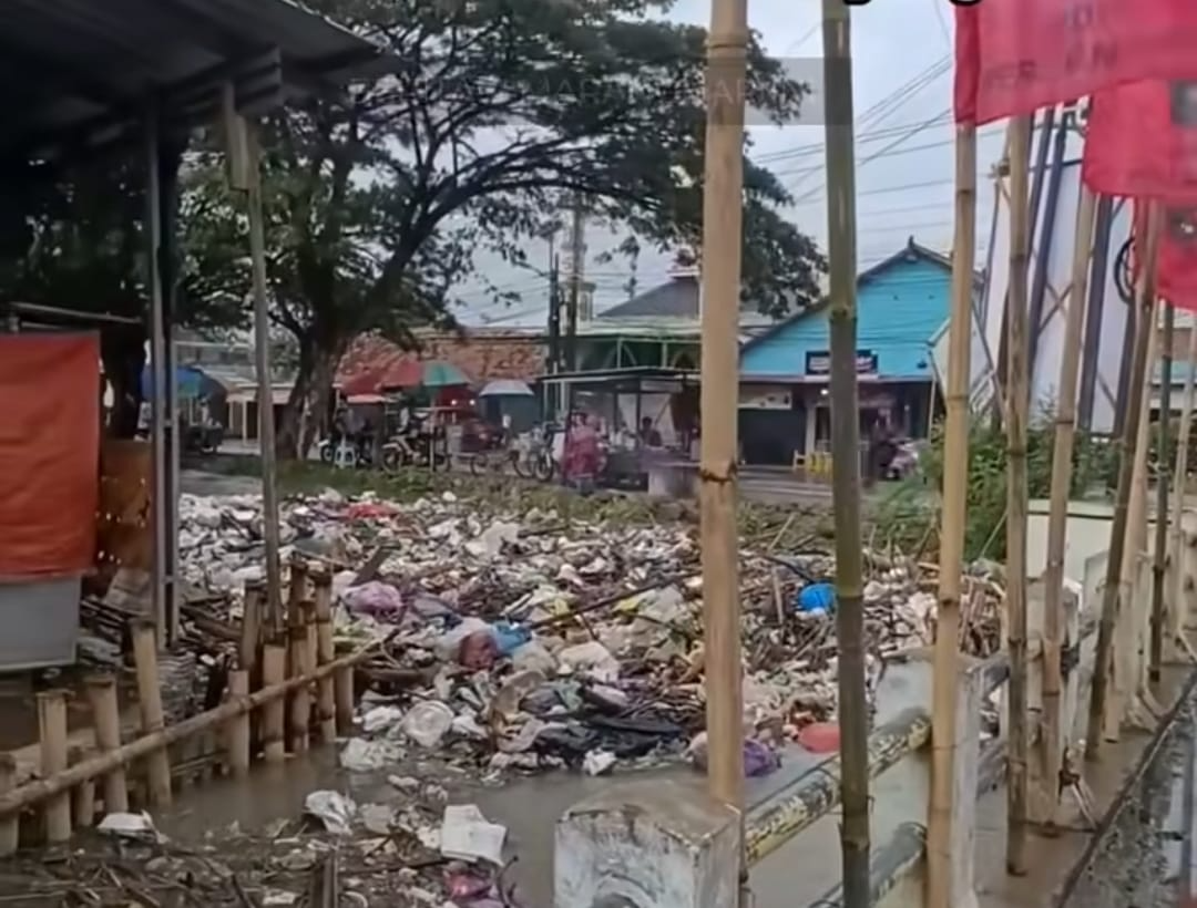 Sampah Menumpuk di Jembatan Bulusari Sayung, Bendera Parpol Dinilai Perparah Kesan Kumuh