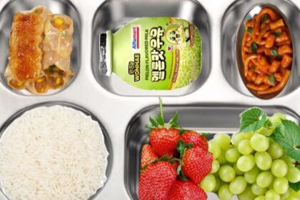 Siswa SD Lahap Santap Menu MBG, Warganet Soroti Kesenjangan Menu di Berbagai Daerah