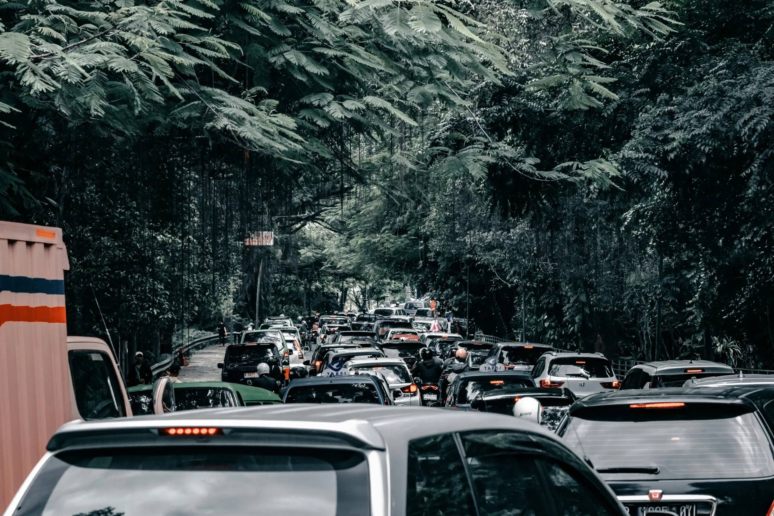 Truk Mogok di Tanjakan Tambak Aji Picu Kemacetan Panjang