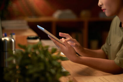 Hati-hati! Ini 5 Bahaya Scrolling Sosmed Tanpa Henti yang Sering Nggak Disadari