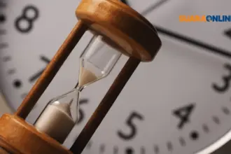 Teknik Pomodoro adalah metode yang membagi waktu kerja menjadi sesi-sesi singkat, biasanya 25 menit, diikuti dengan waktu istirahat sekitar 5 menit