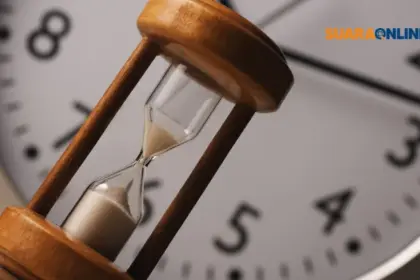 Teknik Pomodoro adalah metode yang membagi waktu kerja menjadi sesi-sesi singkat, biasanya 25 menit, diikuti dengan waktu istirahat sekitar 5 menit