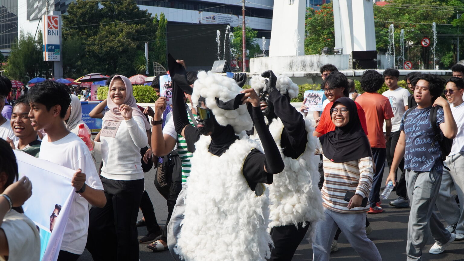 Promosi Kreatif Qurban Alfatihah, Santri Gen Z Ramaikan CFD Simpang Lima dengan Kostum Domba