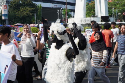 Promosi Kreatif Qurban Alfatihah, Santri Gen Z Ramaikan CFD Simpang Lima dengan Kostum Domba
