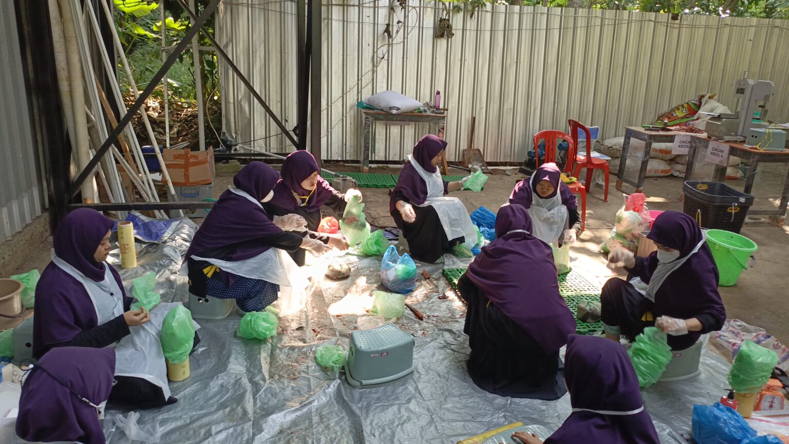 Tak Hanya Qurban, Yayasan Alfatihah Hadirkan Sedekah Daging untuk Warga yang Belum Mampu Berkurban