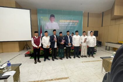 Sesi Foto Bersama Tim Ekpedisi dan PBNU pada Program AGUS Lampung