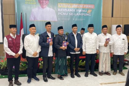 Sesi Foto Bersama Tim Ekpedisi dan PBNU pada Program AGUS Lampung